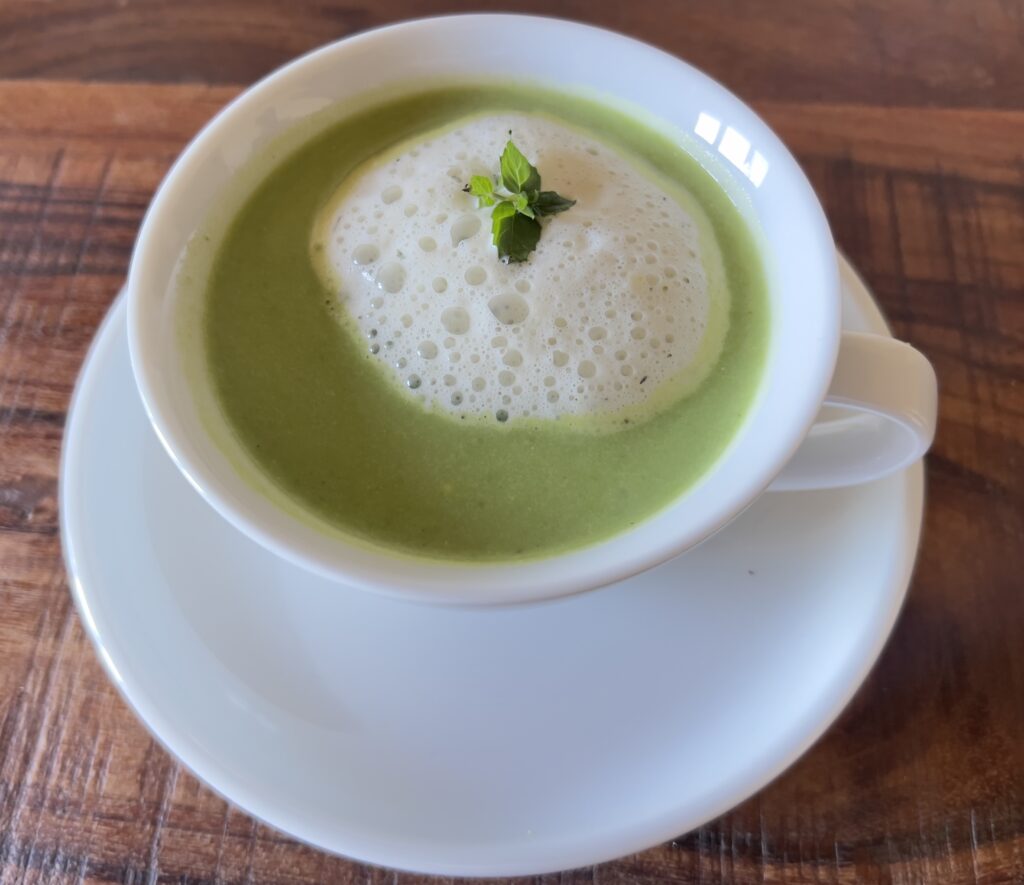 Erbsensüppchen mit Minzschaum img 5780